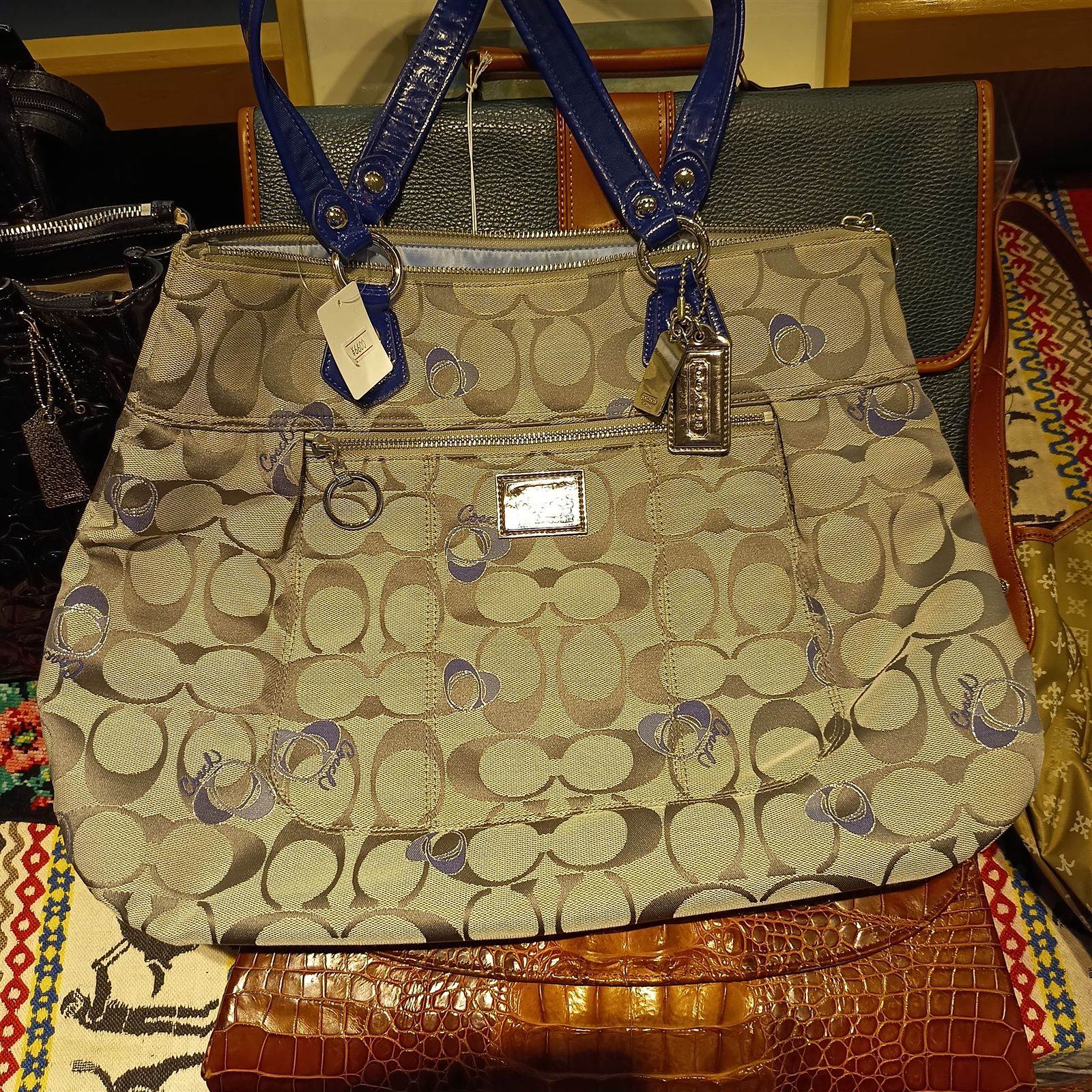 COACH シグネチャーハンドバッグ